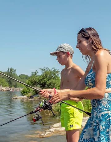 Camping Arc en Ciel - Activités - Femme et un enfant qui pêche