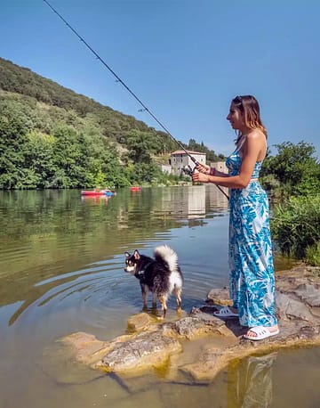 Camping Arc en Ciel - Activities - Woman fishing on the Ardèche