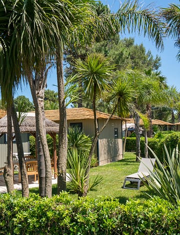 Camping Le Brasilia, accommodaties met tuinen en bomen