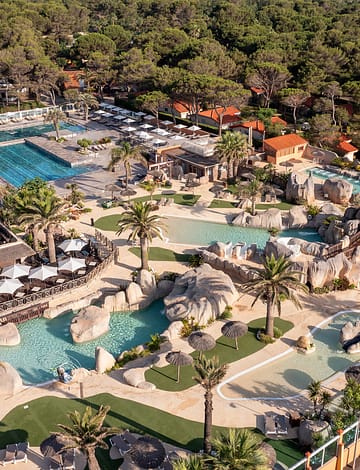 Camping Le Brasilia, parc aquatique l\'Archipel, vue a&eacute;rienne
