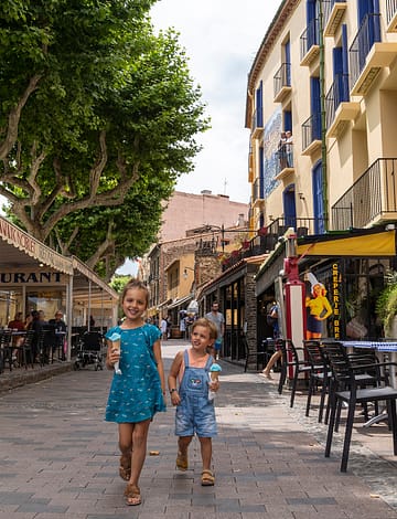 Le Brasilia campsite, children eating an ice cream in Collioure