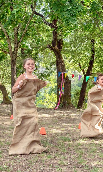 Camping Arc en Ciel - Activit&eacute;s - Enfants qui font une course de sac &agrave; patate