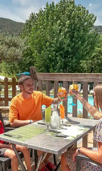 Camping Arc en Ciel - Bar and restaurant - Couple and their child at the table