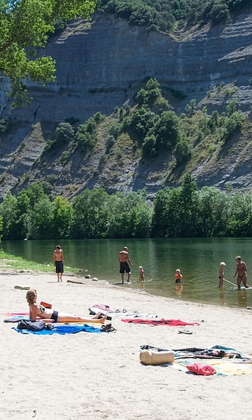 Camping Arc en Ciel - Activities - Beach and swimming area by the Ardèche