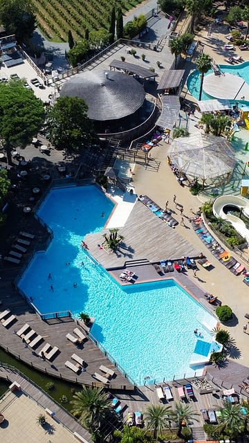 Camping les Tournels : Vue aérienne de l'espace aquatique et du camping -