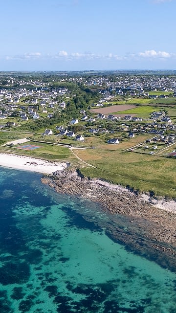 Les Terrasses de Kersiny - Camping vue mer Bretagne - Vue aérienne de la plage de sable blanc