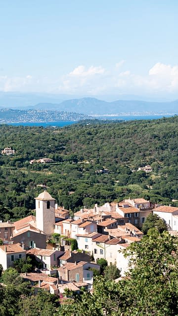 Campeggio Les Tournels: Vista di un borgo nel golfo di Saint Tropez