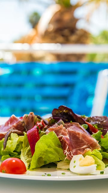 Camping la Sir&egrave;ne - Bars et restaurants - Salade de crudit&eacute;s, cuisine m&eacute;diterran&eacute;enne, restaurant du Sir&egrave;ne Beach