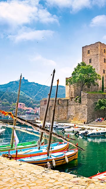 Le Ch&acirc;teau Royal de Collioure et le port de la ville de Collioure, France &copy;Shutterstock