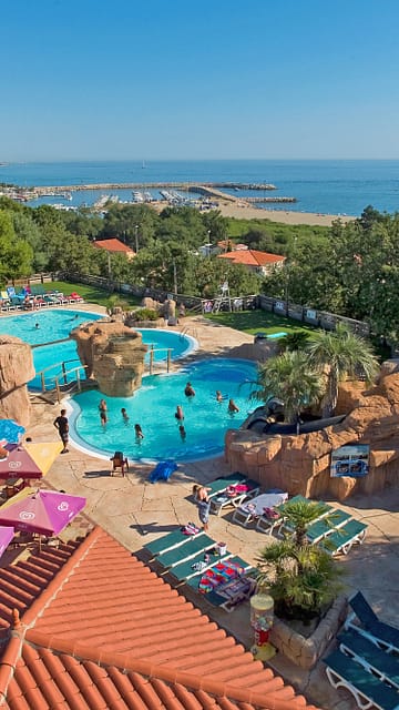 Camping Le Bois de Valmarie - Espace aquatique - Vue a&eacute;rienne du parc aquatique