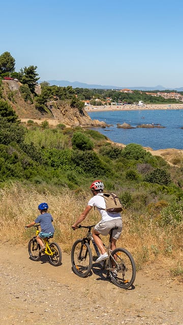 Camping la Sir&egrave;ne - Activit&eacute;s et animations - Famille en VTT le long de la c&ocirc;te
