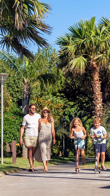 Camping la Sir&egrave;ne - Famille dans une all&eacute;e pi&eacute;tonne