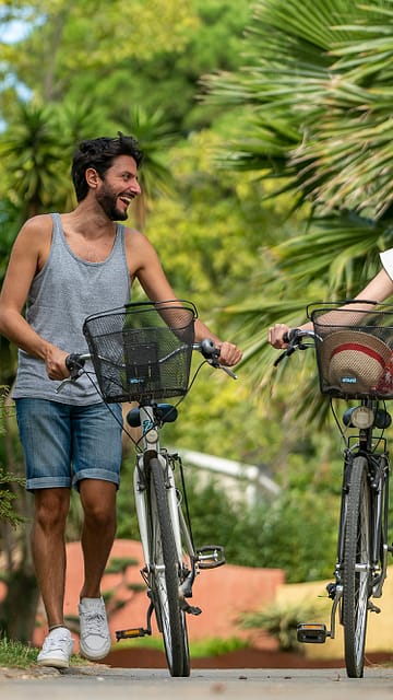 La Sirène campsite - couple cycling on the pedestrian paths