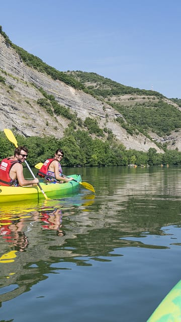 La Plage Fleurie campsite - Activities - Couple going canoeing on the Ardèche river