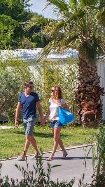 Camping la Sir&egrave;ne - H&eacute;bergements - Couple dans les all&eacute;es pi&eacute;tonnes