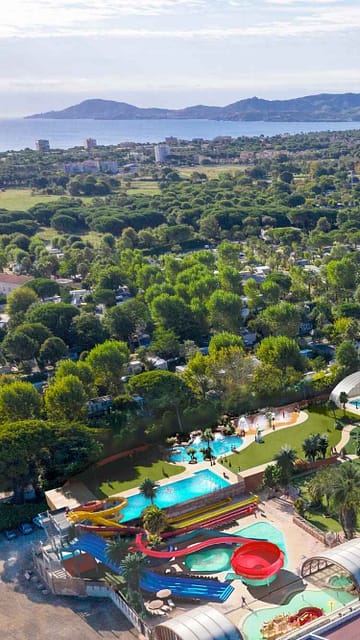 Vue a&eacute;rienne du parc aquatique chauff&eacute; du camping La Sir&egrave;ne &agrave; Argel&egrave;s-sur-Mer, l\'un des plus grands complexes aquatiques en camping en France.