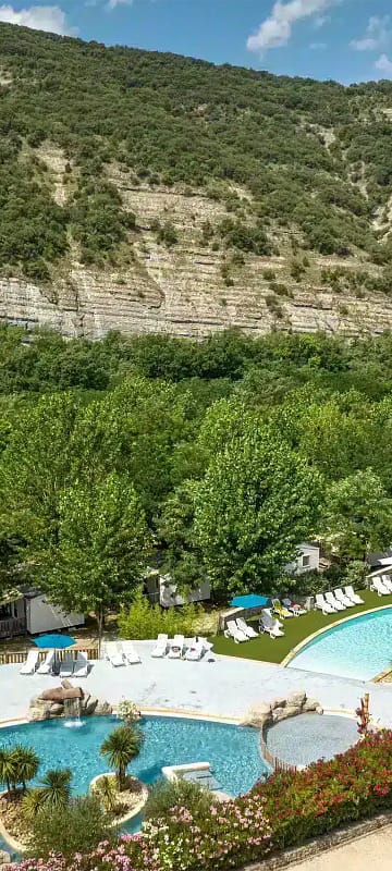 Camping Arc en Ciel - Le domaine - Vue a&eacute;rienne du parc aquatique