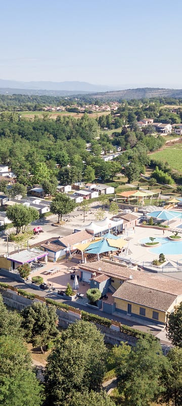 Camping La Plage Fleurie - Luchtfoto van de camping en het waterpark