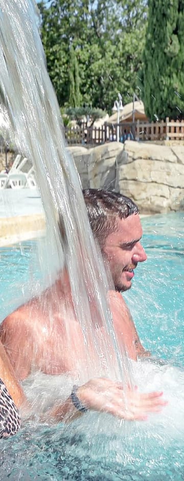 Camping Arc en Ciel - Espace aquatique - Couple sous un jet d\'eau