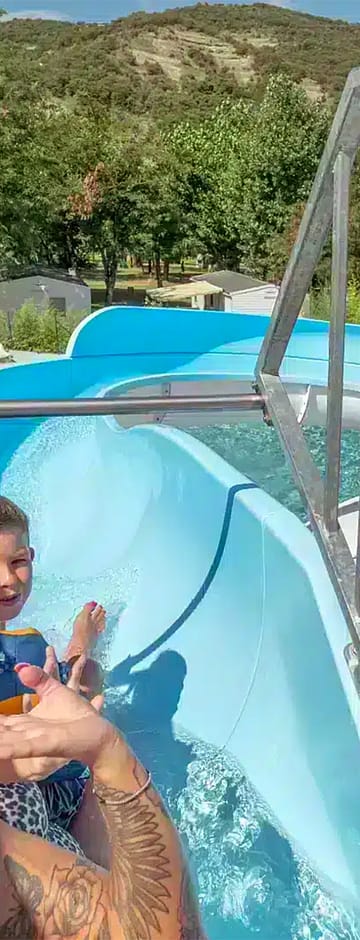Camping Arc en Ciel - Espace aquatique - enfants sur le toboggan aquatique