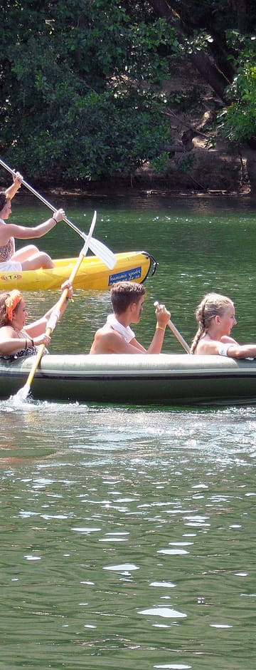 Camping Arc en Ciel - Activités - Enfants qui font du Canoë sur l\'Ardèche