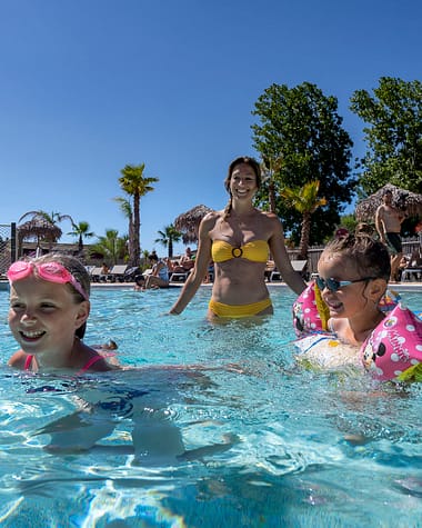 Camping Californie Plage - L\'espace aquatique - Grande piscine extérieure idéale pour les enfants 