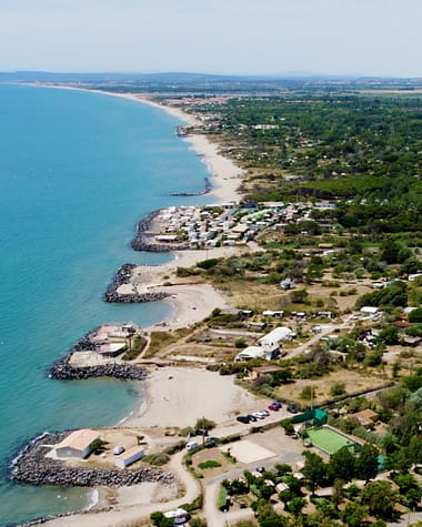 Camping Californie Plage - L\'espace aquatique - vue aérienne du camping et de la mer