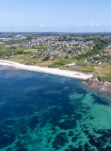 Les terrasses de Kersiny - Vue aérienne de la plage de sable blanc et du camping
