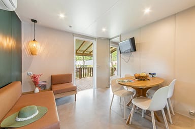 Camping Arc en Ciel - Locations - Cottage Calys - Salon - Cuisine
