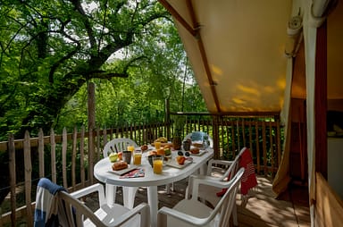 Camping Arc en Ciel - Unterk&uuml;nfte - Lodge Piloti - Terrasse