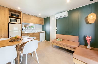 Plage Fleurie campsite - Holiday rentals - Calys Cottage - 4 people - 2 bedrooms - Living area - Kitchen
