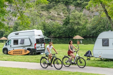 La Plage Fleurie campsite - Couple on electric bikes 