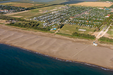 Camping Amfora - La plage - Vue aérienne du camping avec accès direct à la plage de sable fin