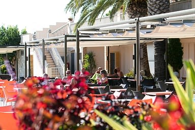 Campingplatz Amfora - Bars und Restaurants - Terrasse des Restaurants und die Gr&uuml;nfl&auml;chen des Campingplatzes