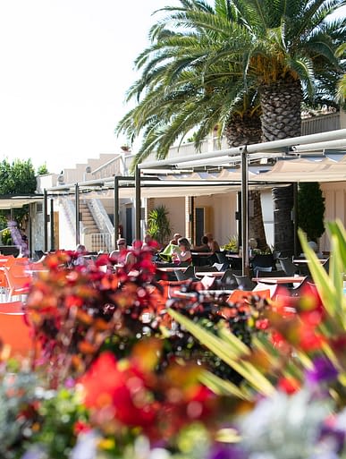 Campingplatz Amfora - Bars und Restaurants - Terrasse des Restaurants und die Gr&uuml;nfl&auml;chen des Campingplatzes