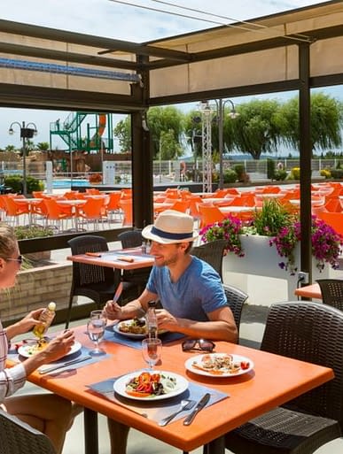 Campingplatz Amfora - Bars und Restaurants - Terrasse des Restaurants mit Blick auf den Swimmingpool