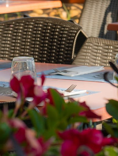 Campingplatz Amfora - Bars und Restaurants - Tische auf der Terrasse