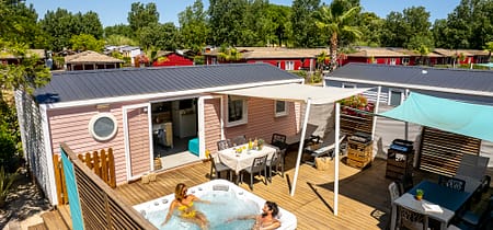 Camping Californie Plage - Hébergements - Mobil-home Caïcos Spa Tribu Premium - Terrasse double avec spa