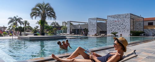 Camping Le Brasilia, parc aquatique, femme sur transat
