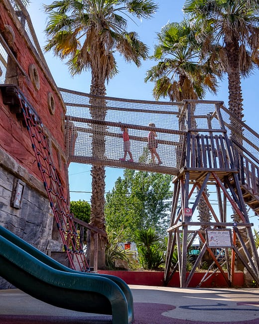 Camping Californie Plage - Les clubs enfants et ados - Aire de jeux et pont supsendu