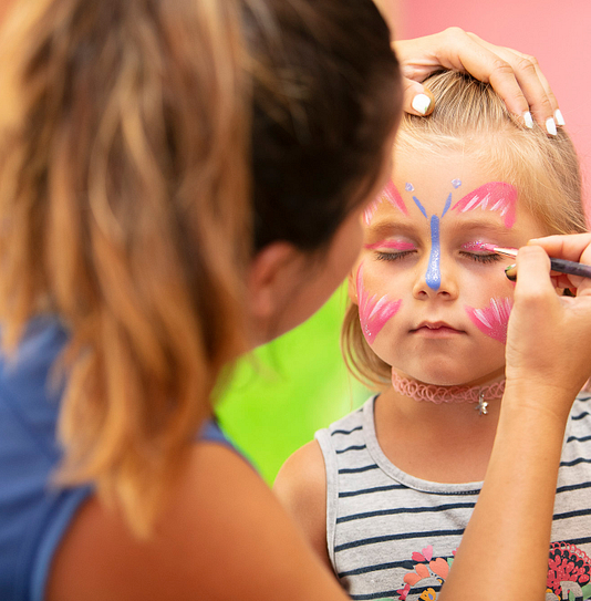 Camping Amfora - Tout pour les enfants - Atelier maquillage avec les animateurs d club enfants