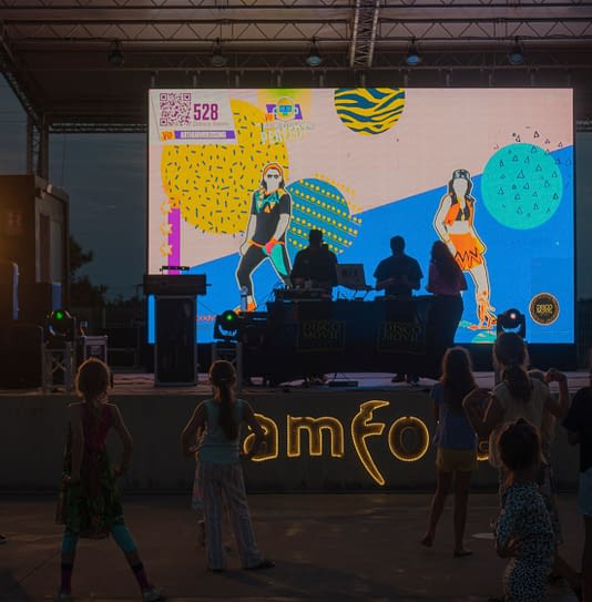 C&agrave;mping Amfora - Vetllades i espectacles - Animaci&oacute; per als infants a l&rsquo;escenari del c&agrave;mping