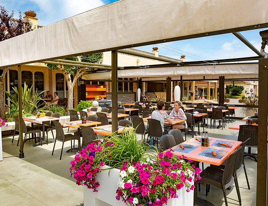 Campingplatz Amfora - Bars und Restaurants - Blumige Terrasse des Restaurants