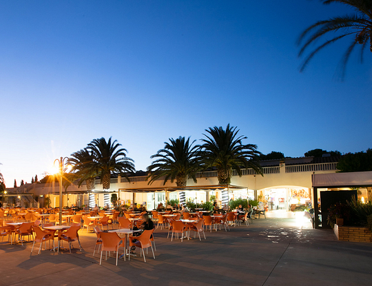Amfora campsite - Evening events and shows - View of the restaurant by night