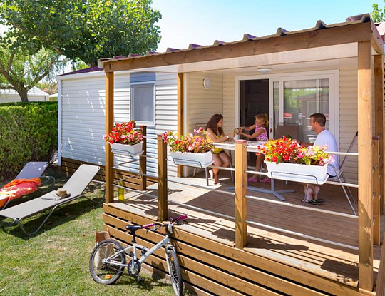Campingplatz Amfora - Mietunterkünfte - Große überdachte Terrasse einer Premium Unterkunft