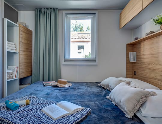 Camping Californie Plage - Hébergements - Mobil-home Caïcos Spa Tribu Premium - Chambre avec un grand lit simple