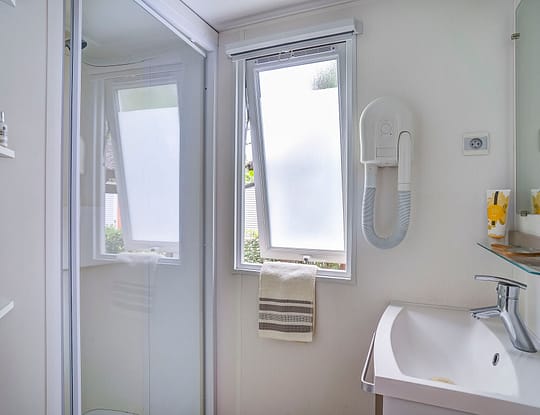 Camping Californie Plage - Hébergements - Mobil-home Moorea Superieur - Salle de bain avec douche