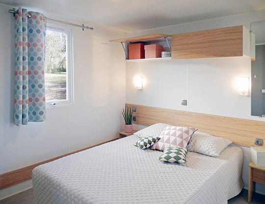 Camping Californie Plage - Hébergements - Mobil-home Cap\'tain Sparrow Premium - Chambre avec un grand lit double