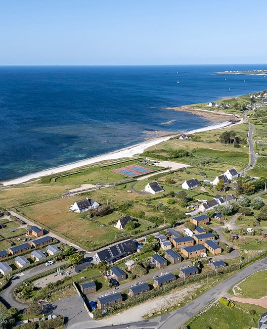 Les Terrasses de Kersiny - Le camping et les services - Vue aéreinne du camping et de la plage