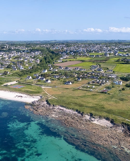 Les Terrasses de Kersiny - Camping vue mer Bretagne - Vue aérienne de la plage de sable blanc